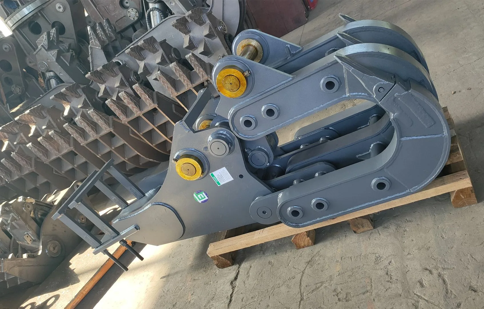 Scrap steel disassembling machine